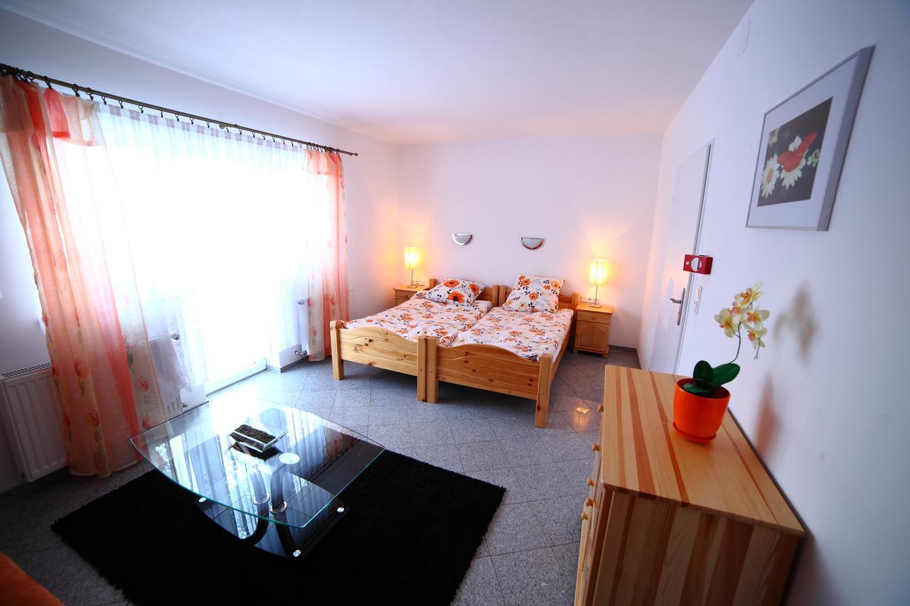 Domki Cztery Pory Roku Czchow Bagian luar foto